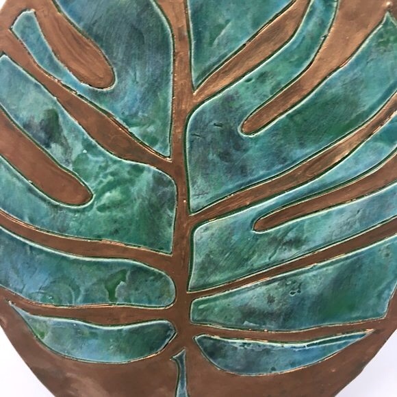 Handmade Ceramic Green and Gold Monstera Leaf Large Tray Coaster - Picture 4 of 16